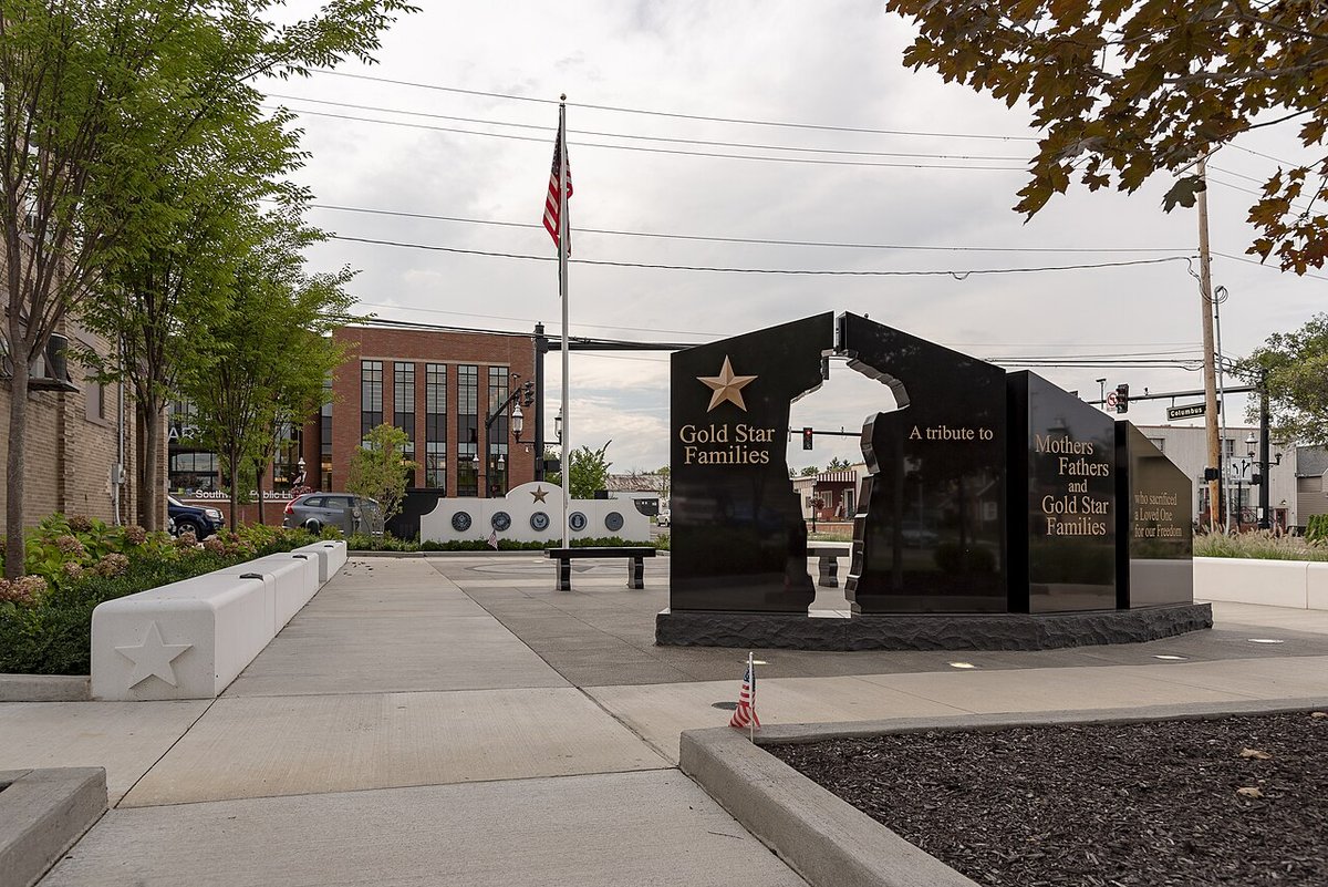 Grove City, OH - File:Grove City - Gold Star Memorial Monument 1.jpg - Wikimedia Commons